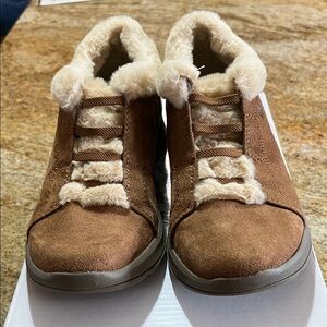 BZees Short Faux Fur/Suede Bootie / Size 7 / Golden Tan